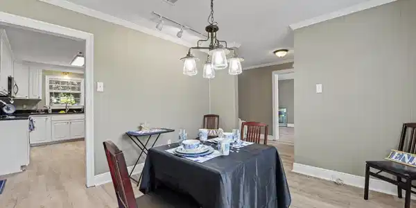 Image 4: Dining room v1