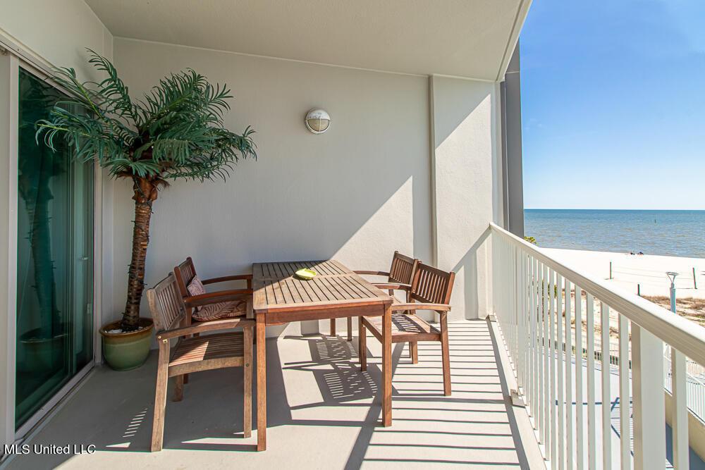 Image 3: Balcony 1.1
