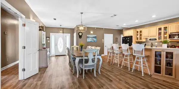 Image 2: 701SouthHillDr.-6
