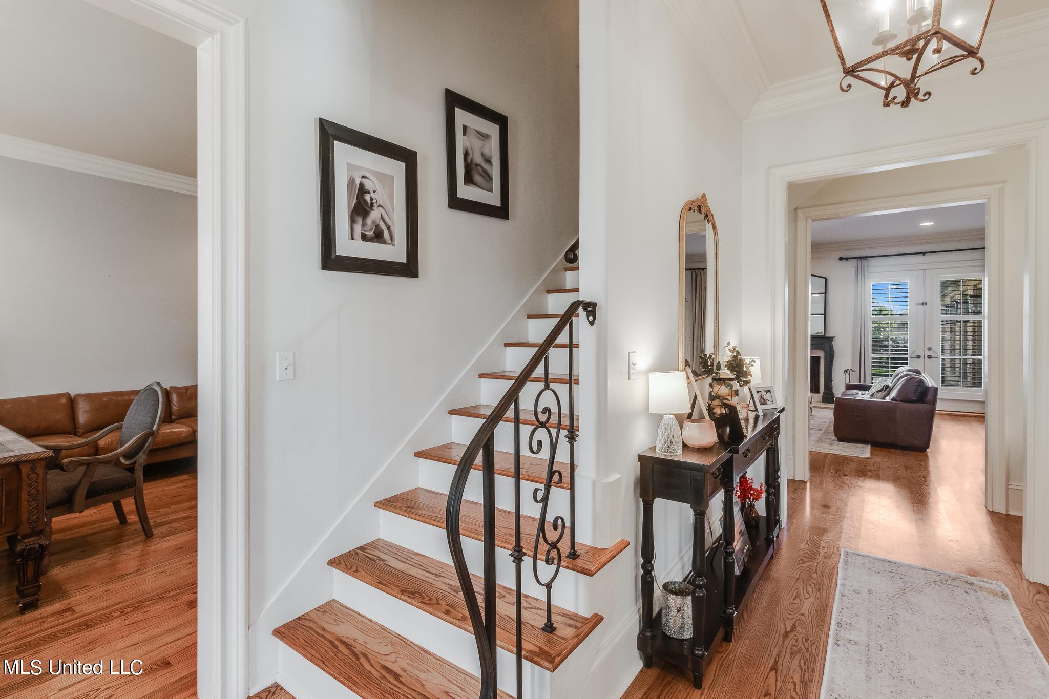 Image 4: Foyer