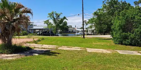 Image 4: golf course