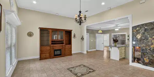 Image 3: Living room