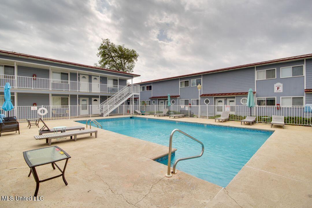 Image 4: oak shores pool