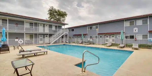 Image 4: oak shores pool