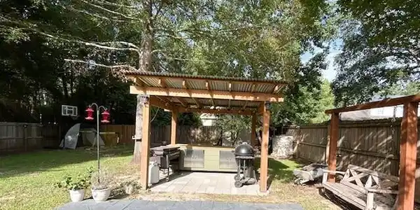 Image 4: 04-Backyard