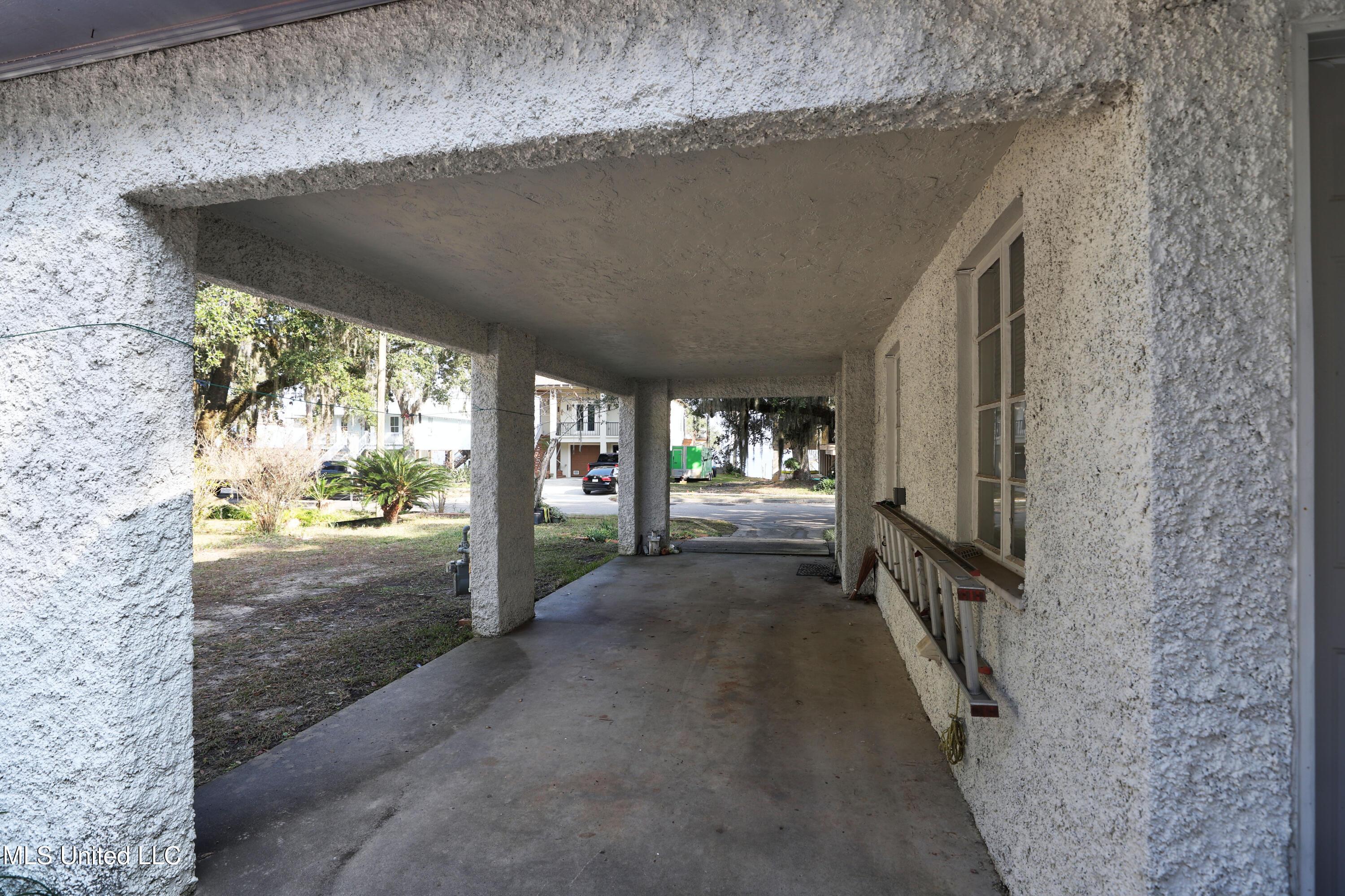 Image 3: Carport