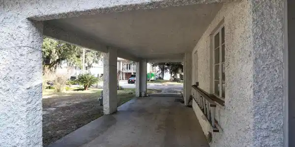 Image 3: Carport