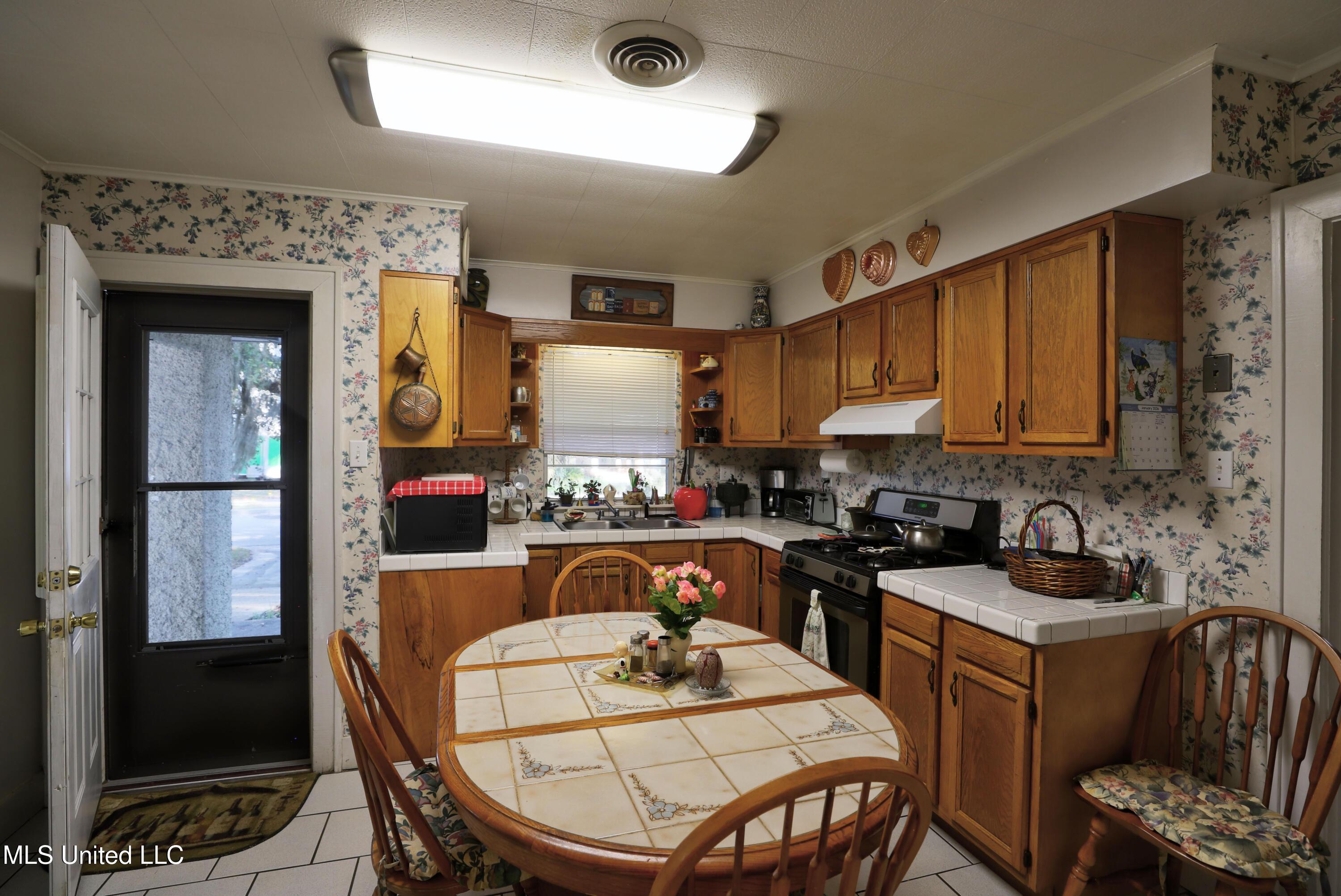 Image 4: Kitchen