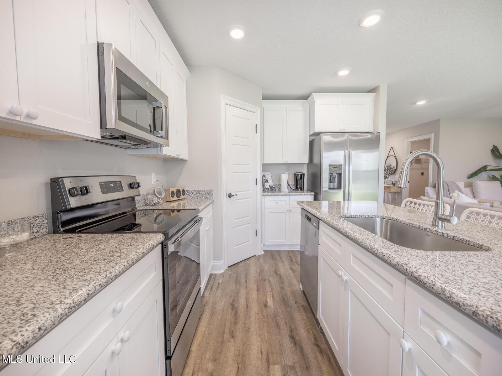 Image 2: Kai_C193_Kitchen3