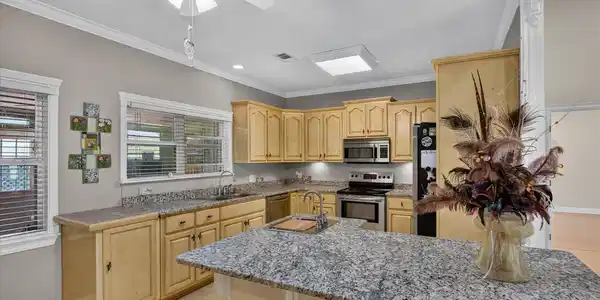 Image 4: Kitchen