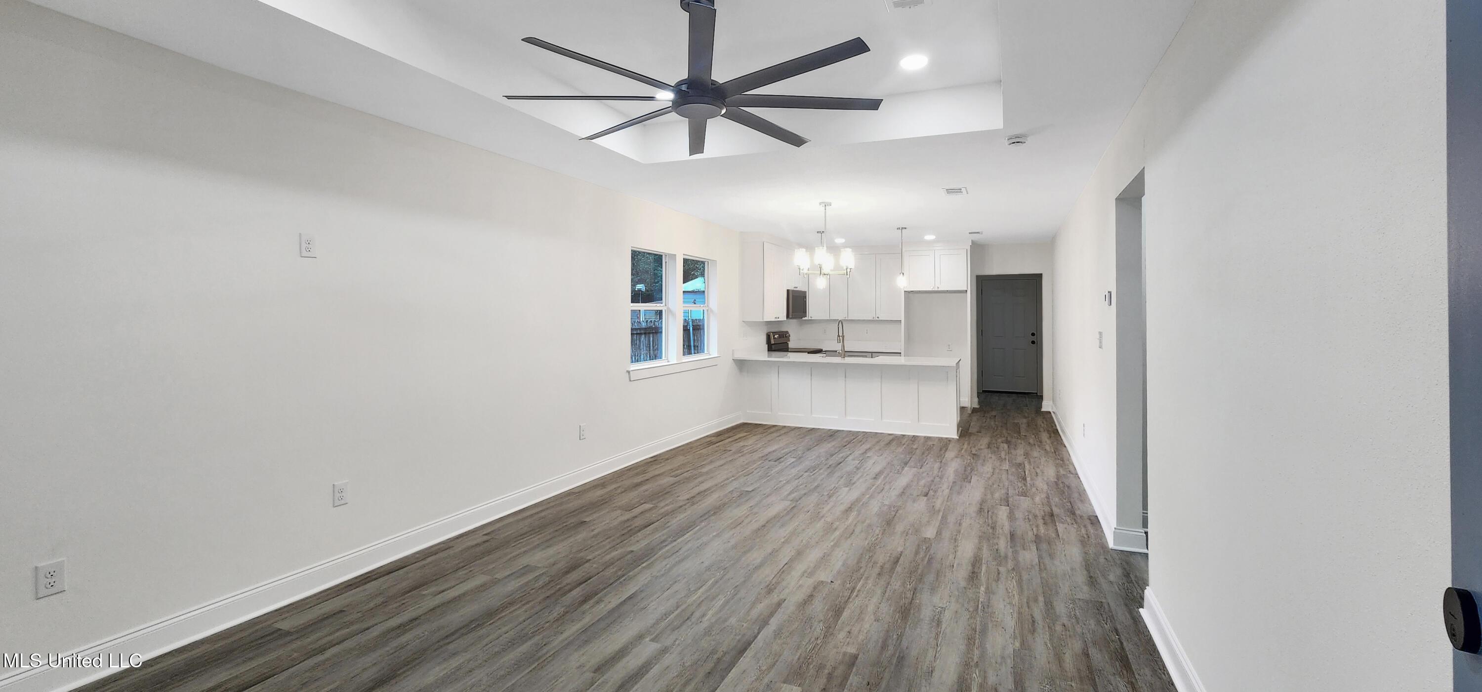 Image 4: Open Floor Plan