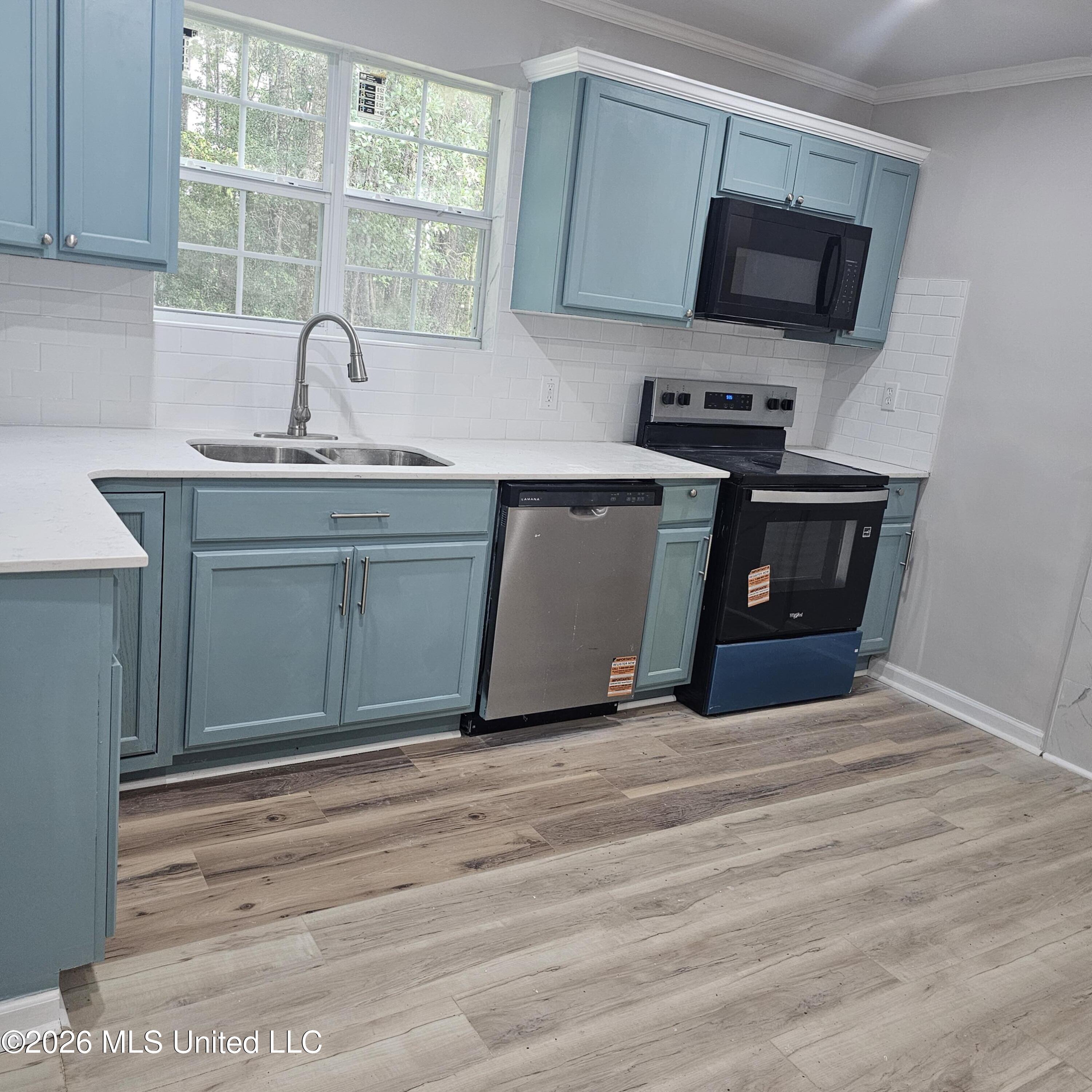 Image 3: Kitchen