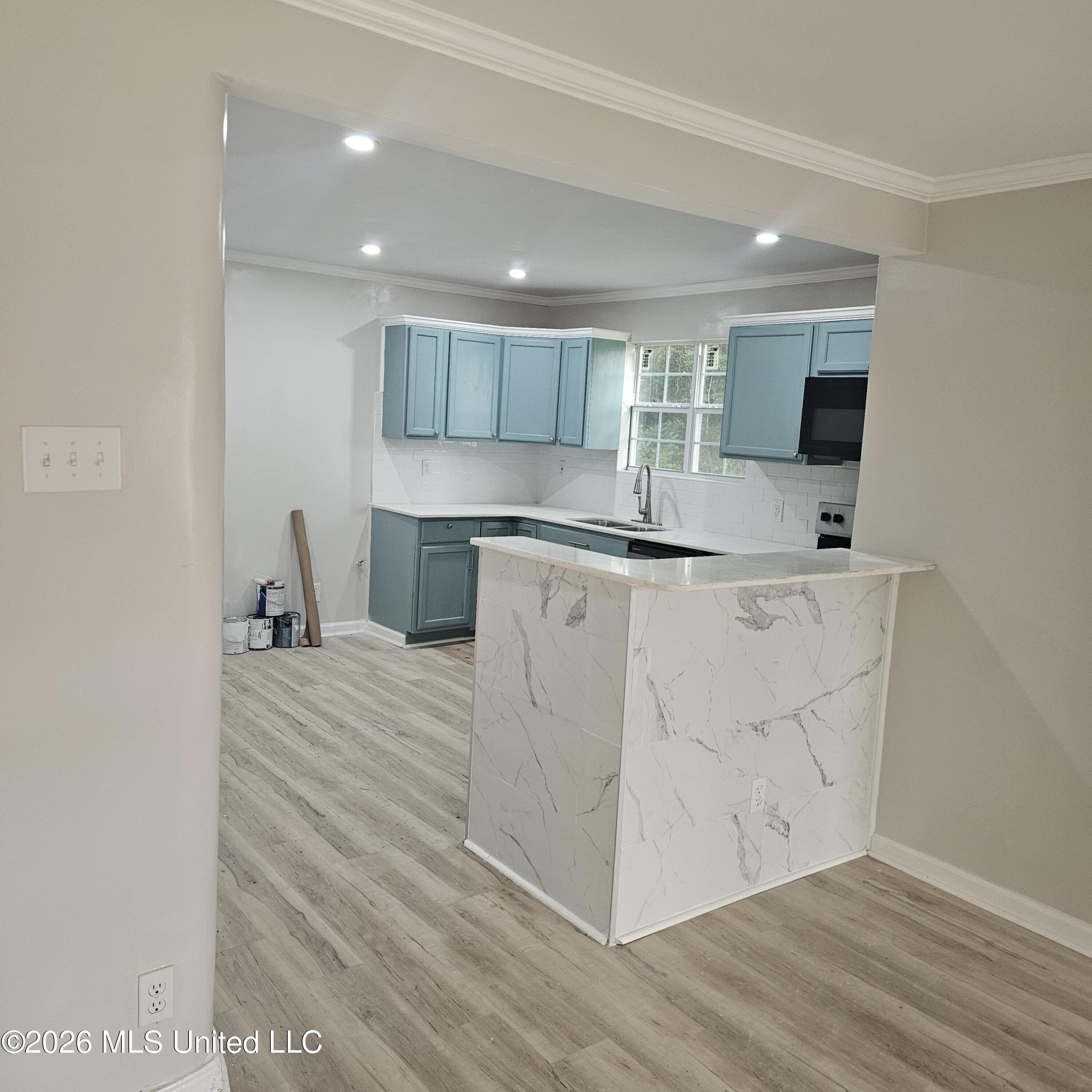 Image 4: Bar into kitchen