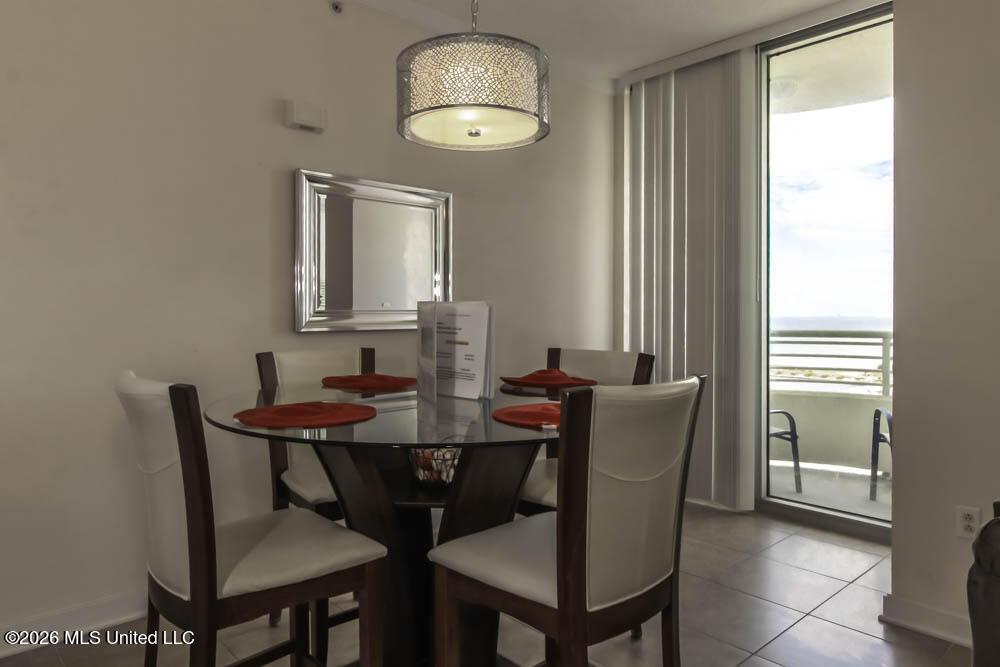 Image 3: Dining 1.1