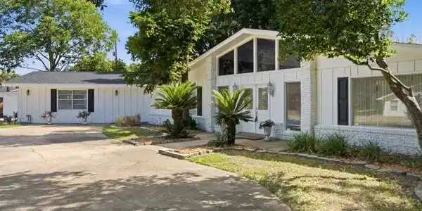 Image 3: Front driveway view
