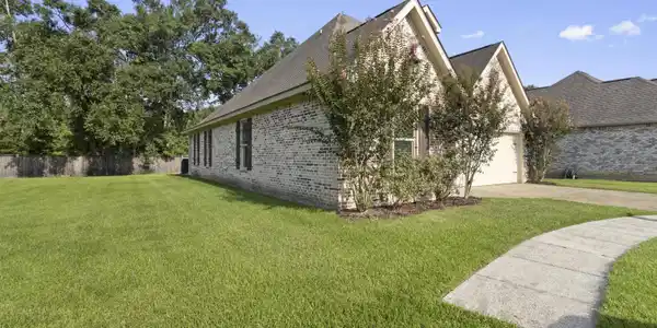 Image 3: 03