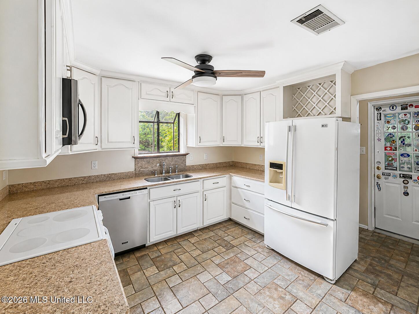Image 2: Kitchen