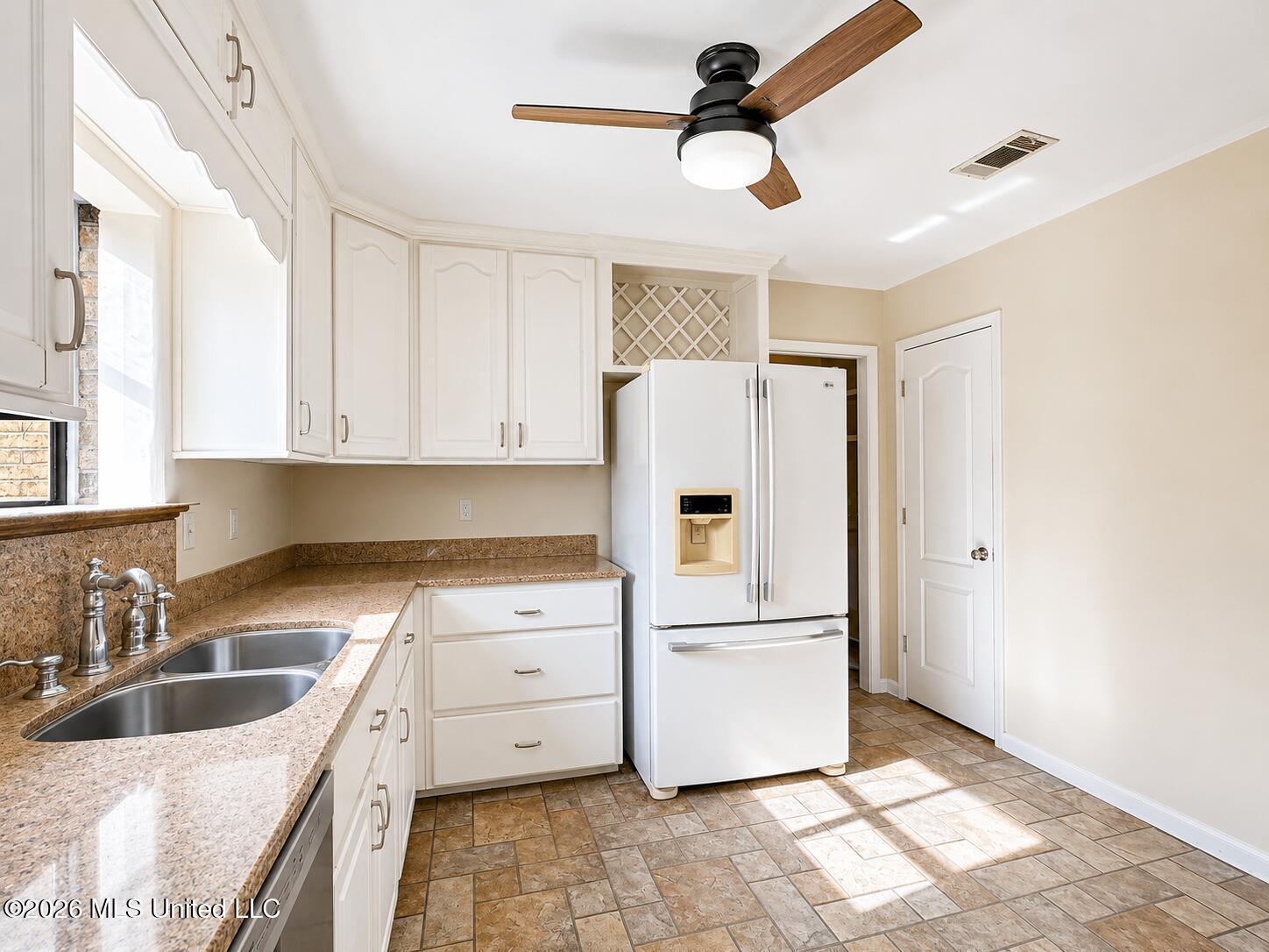 Image 3: Kitchen2