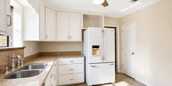Image 3: Kitchen2