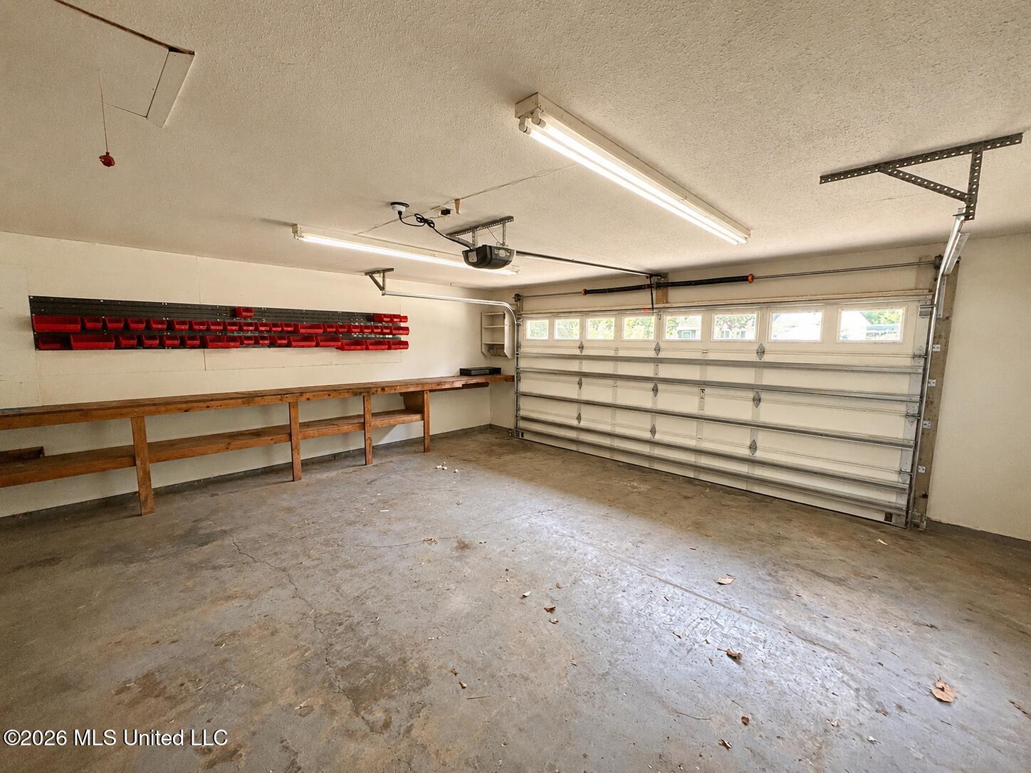 Image 4: Garage