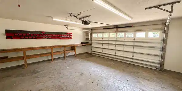 Image 4: Garage