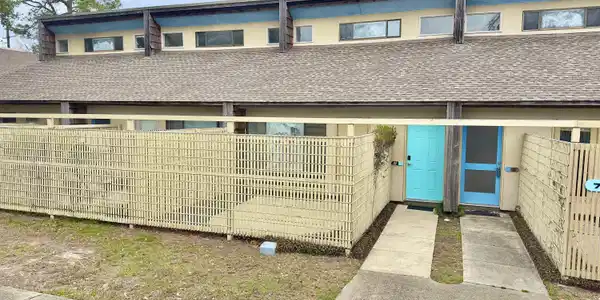 828 Oakleigh Avenue