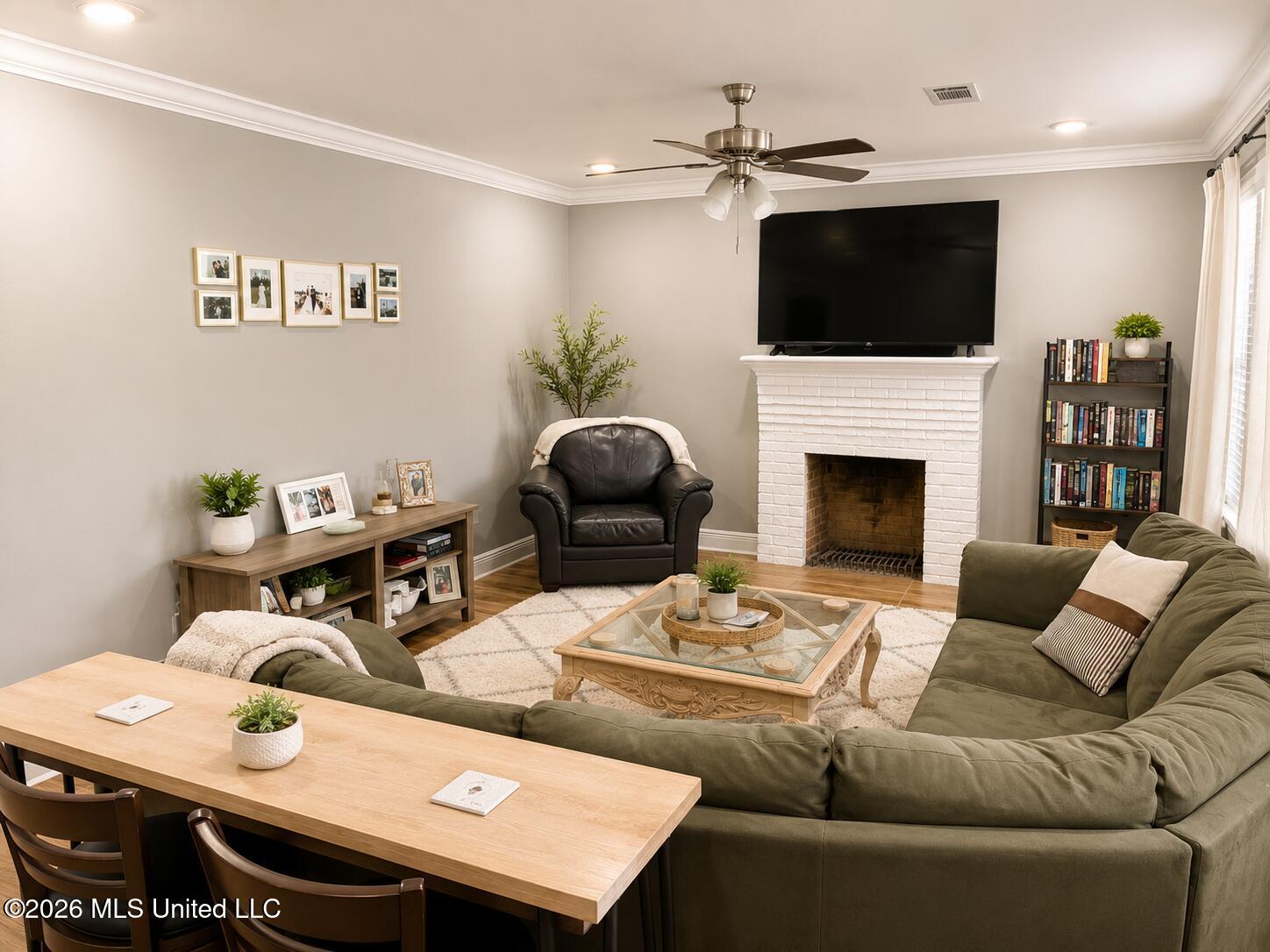 Image 4: living room