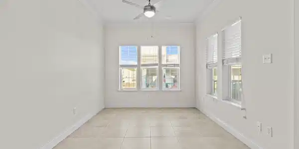 Image 4: Living Room