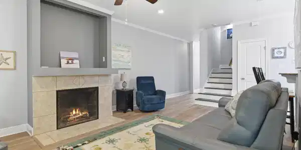 Image 4: Living area