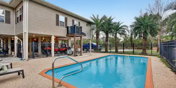 Image 3: Pool
