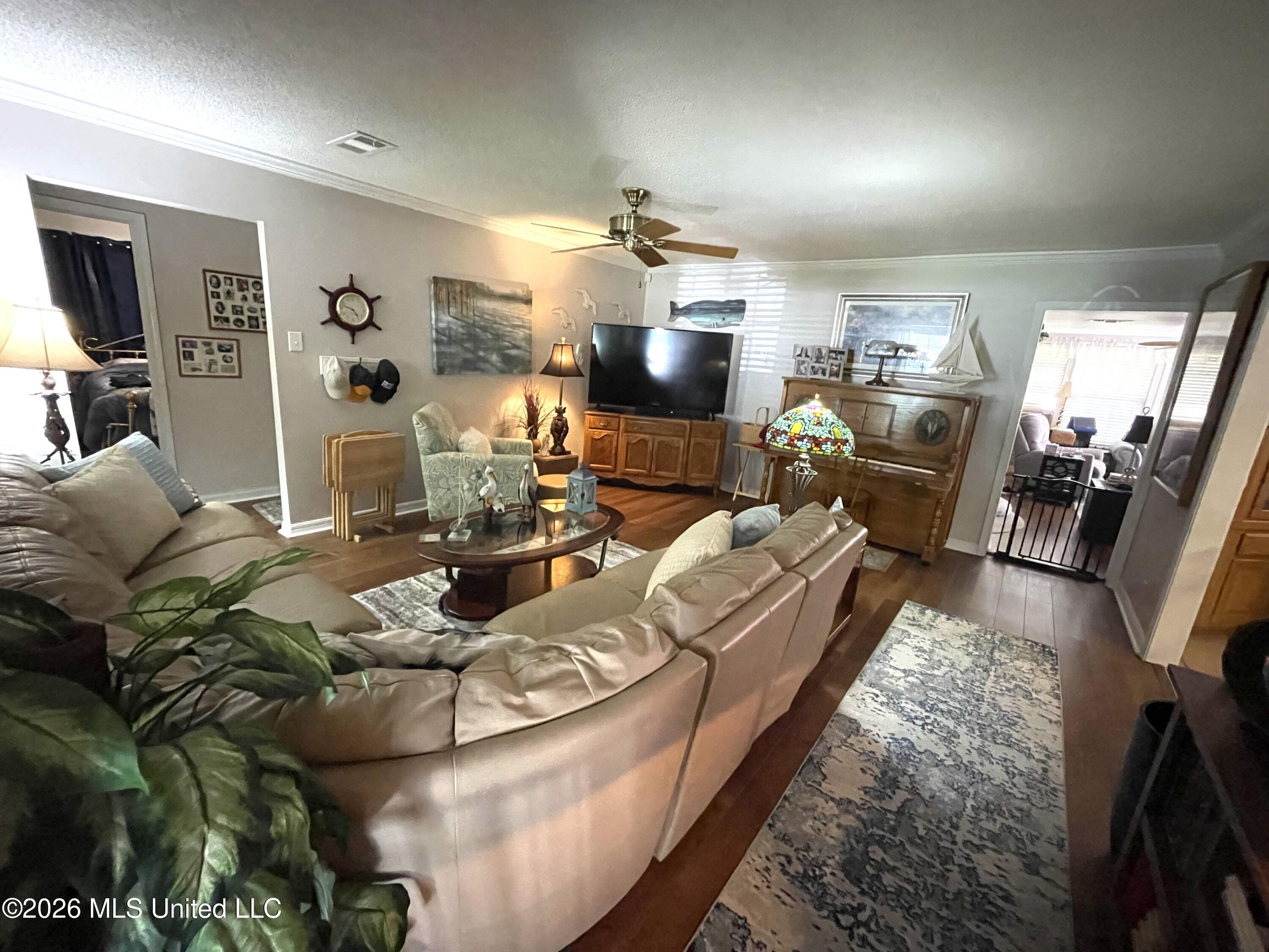 Image 4: Living Room