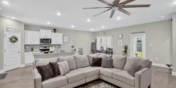 Image 4: Open Floor Plan