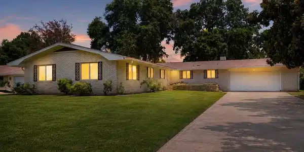 2421 Regency Drive