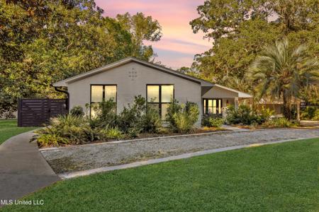 1105 E Cherokee Glen