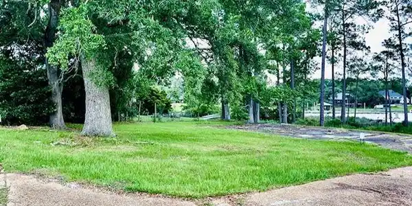 Image 2: DRIVEWAY IS ON EAST SIDE