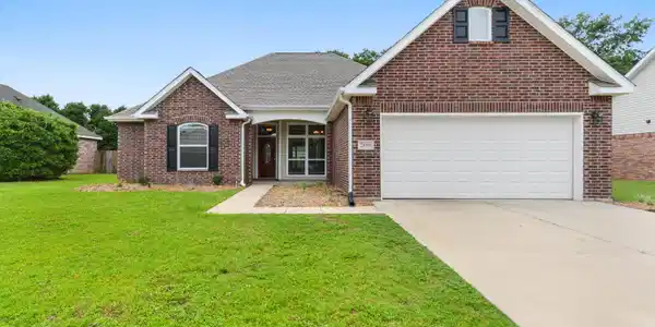 2808 Rue Beaux Chenes