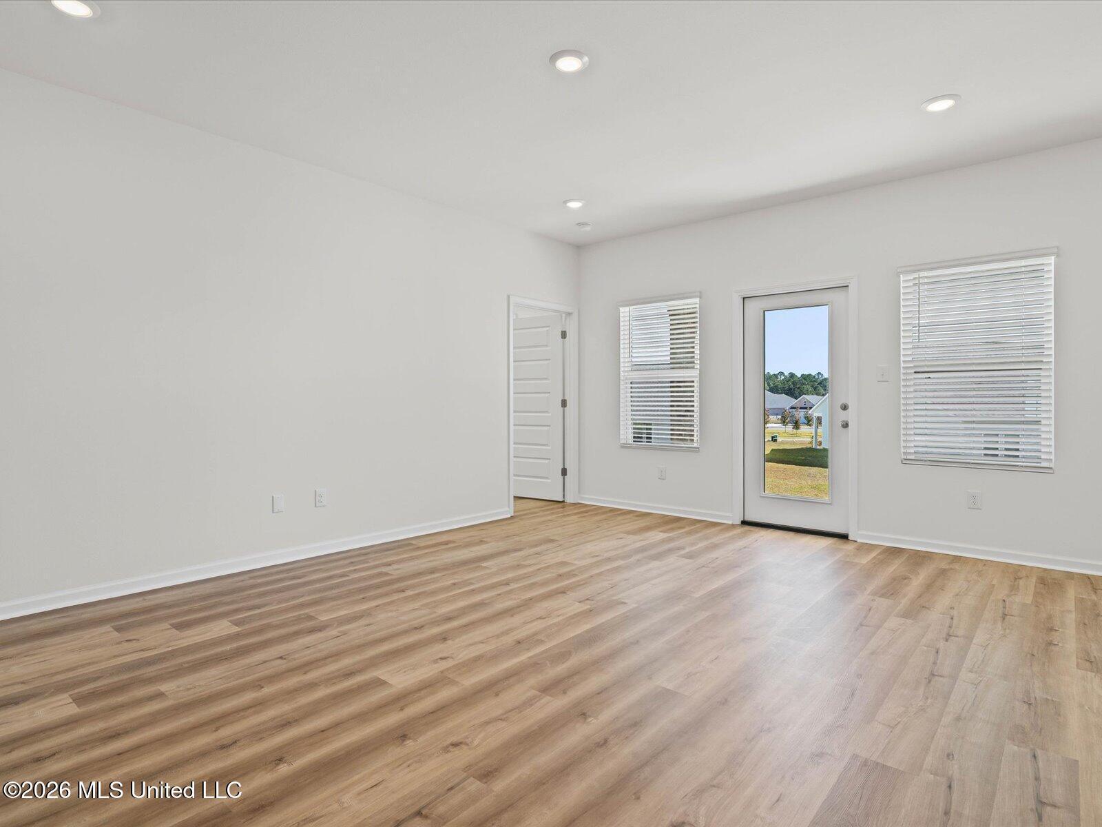 Image 4: GLF_ThePreserve_Sandpiper_LivingRoom