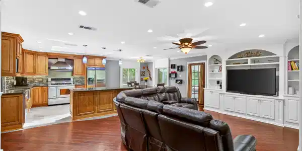 Image 2: 501ForestHillDr.-12