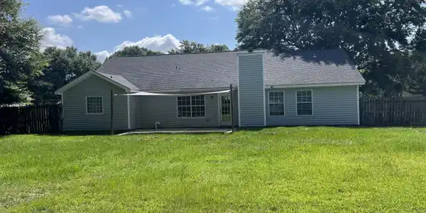 Image 3: Rear exterior