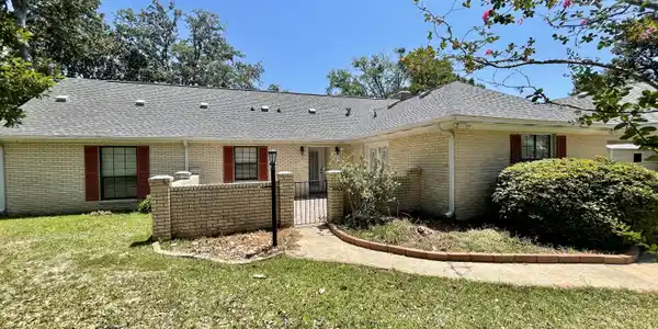 1509 Oak Leaf Circle
