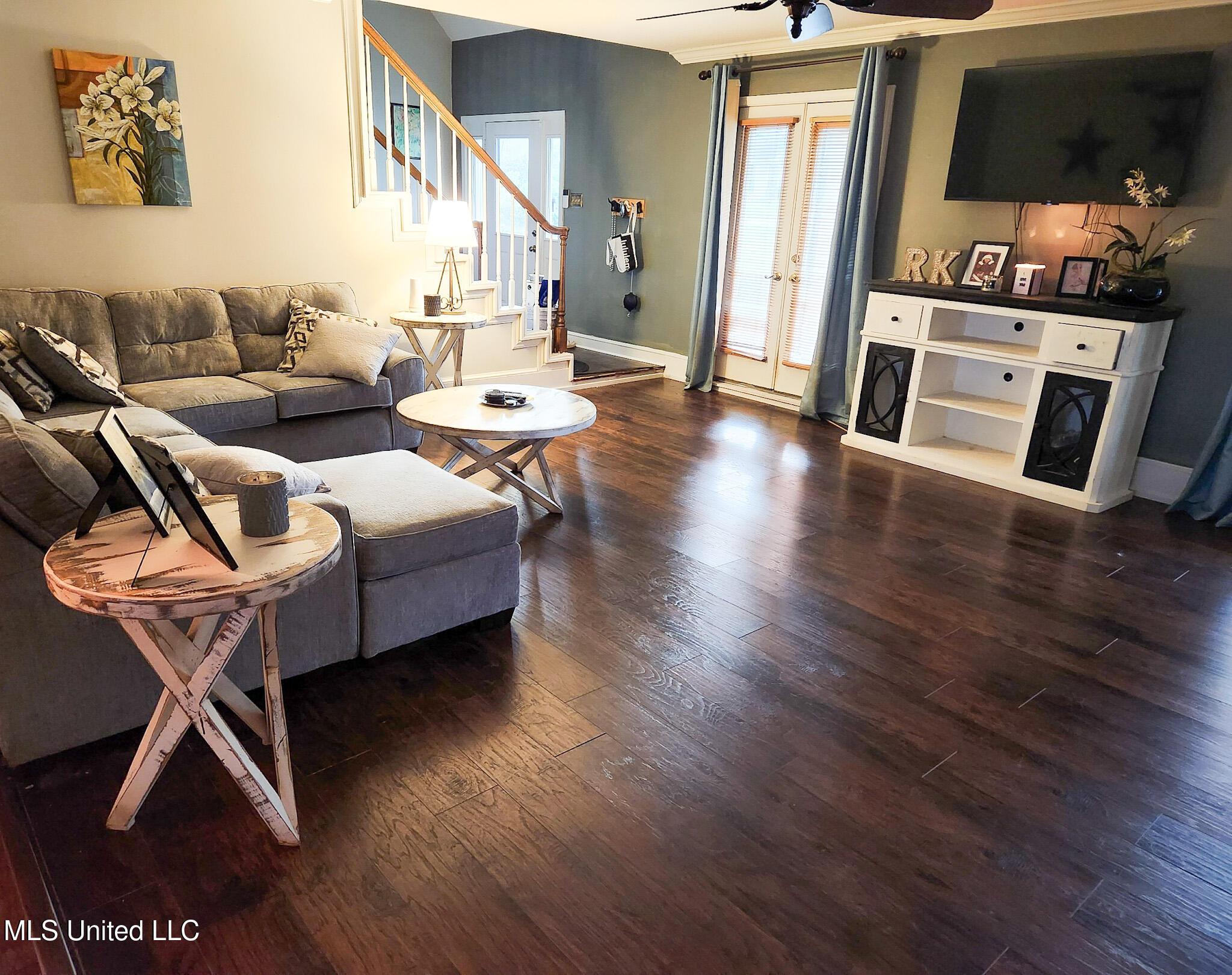 Image 4: Living room