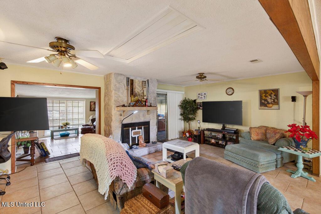 Image 2: 734CanterburyDr-9