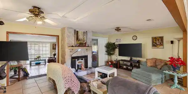 Image 2: 734CanterburyDr-9