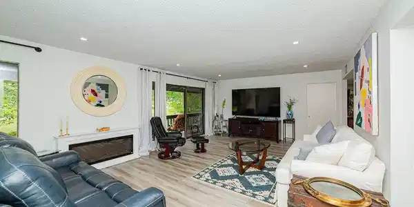 Image 4: LIVING ROOM