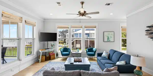 Image 4: Living Room