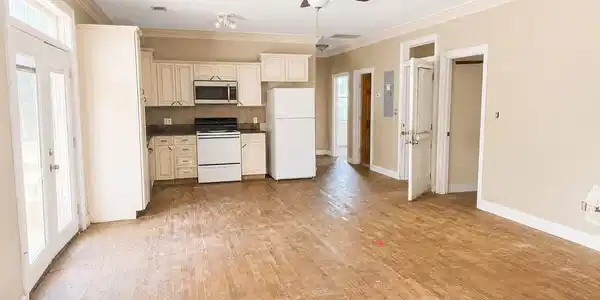 Image 2: Kitchen/Living