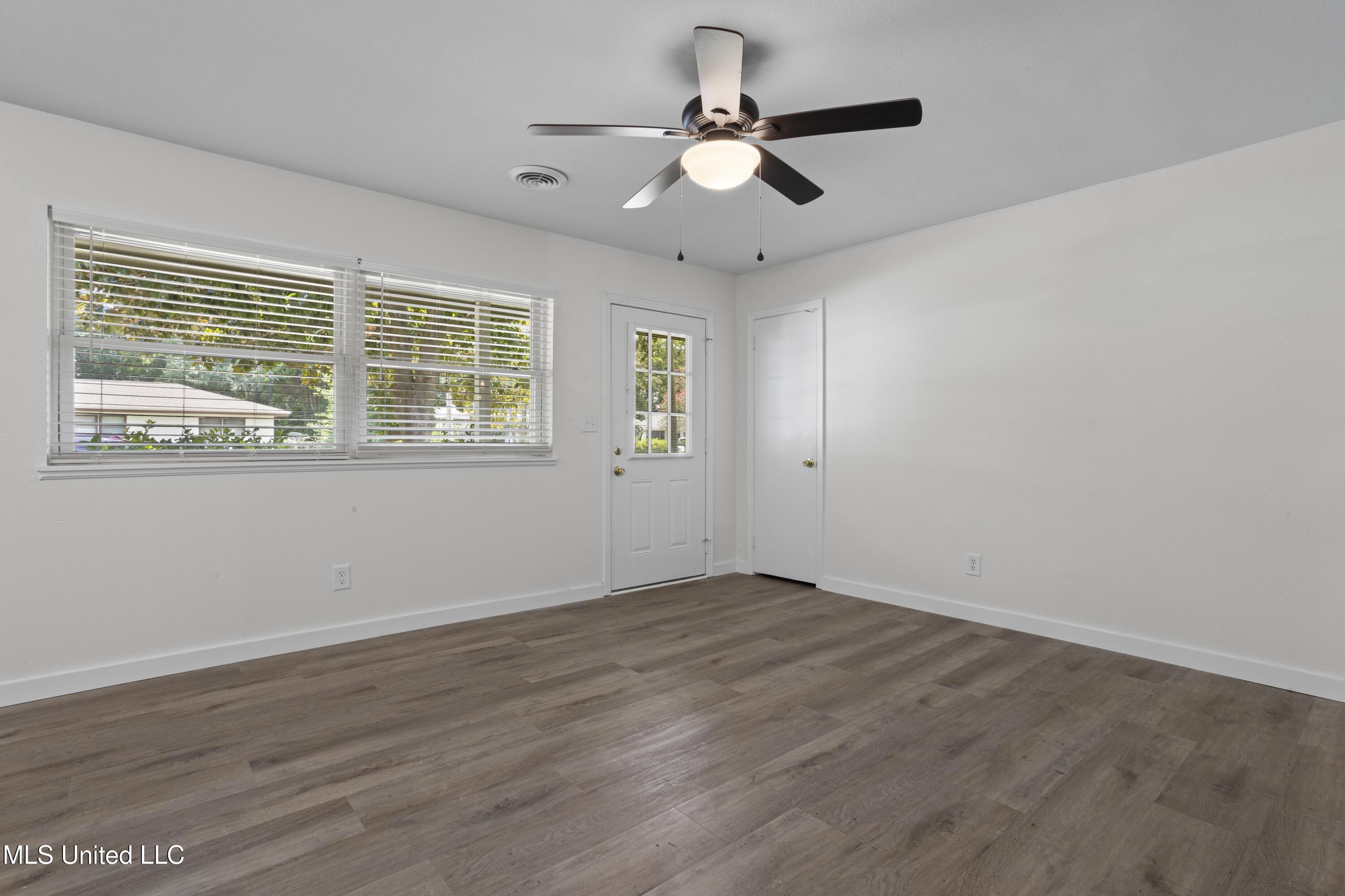 Image 4: Living Room