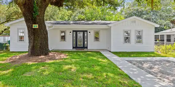 426 Demontluzin Avenue