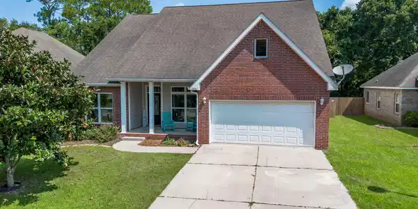 2401 Rue Beaux Chenes