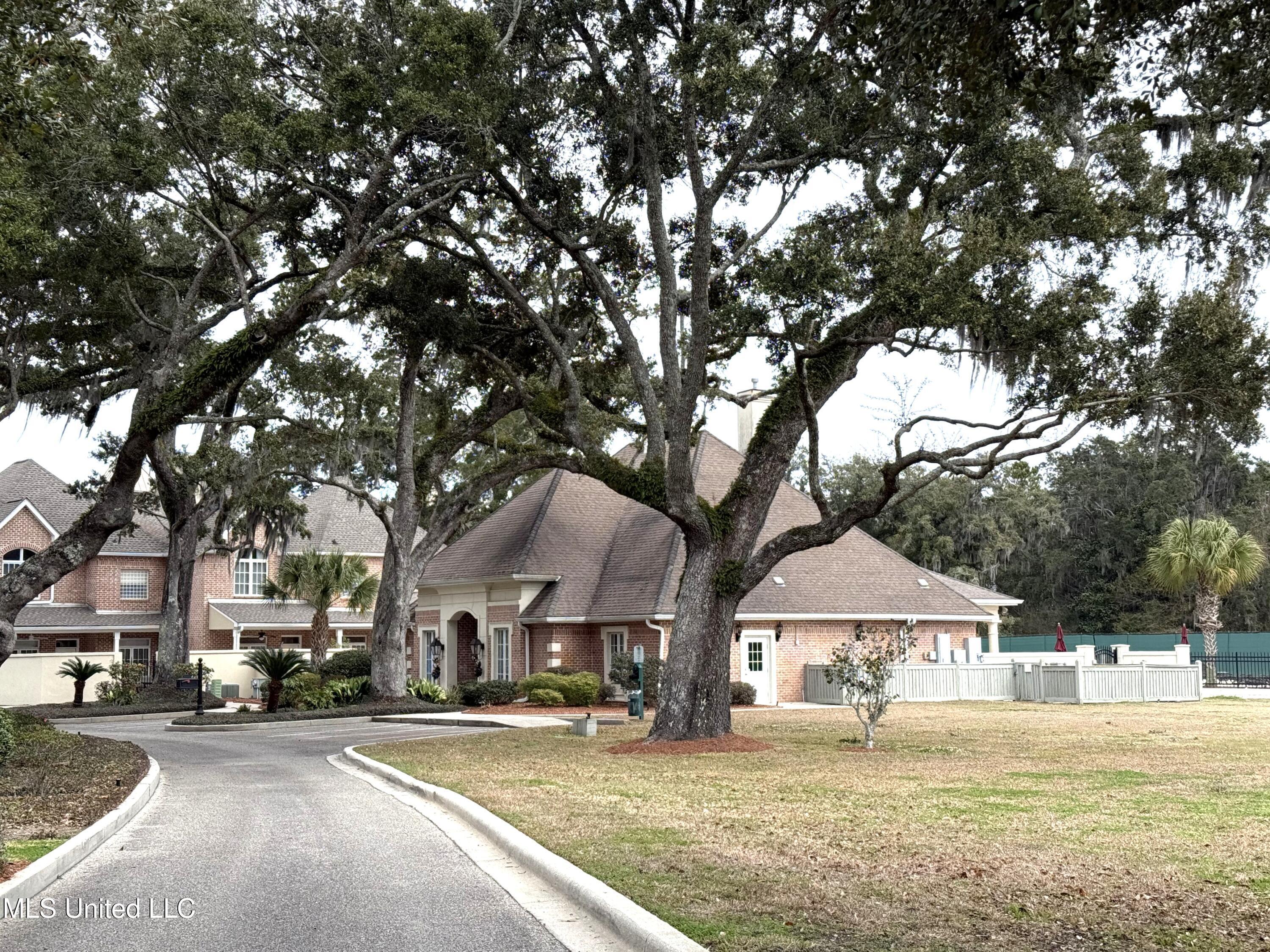 Image 4: Entrance Drive to Clubhouse